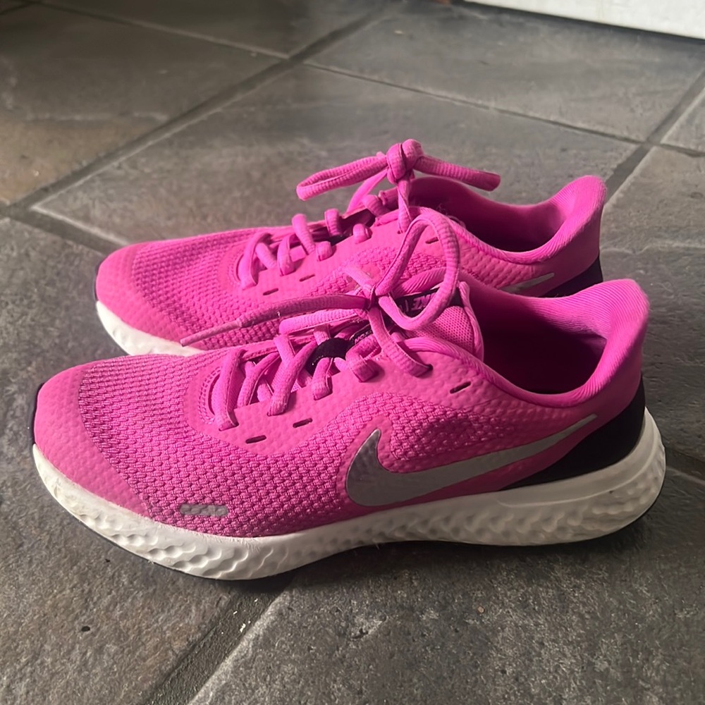 Kids Girl Nike revolution color pink, black, white and silver